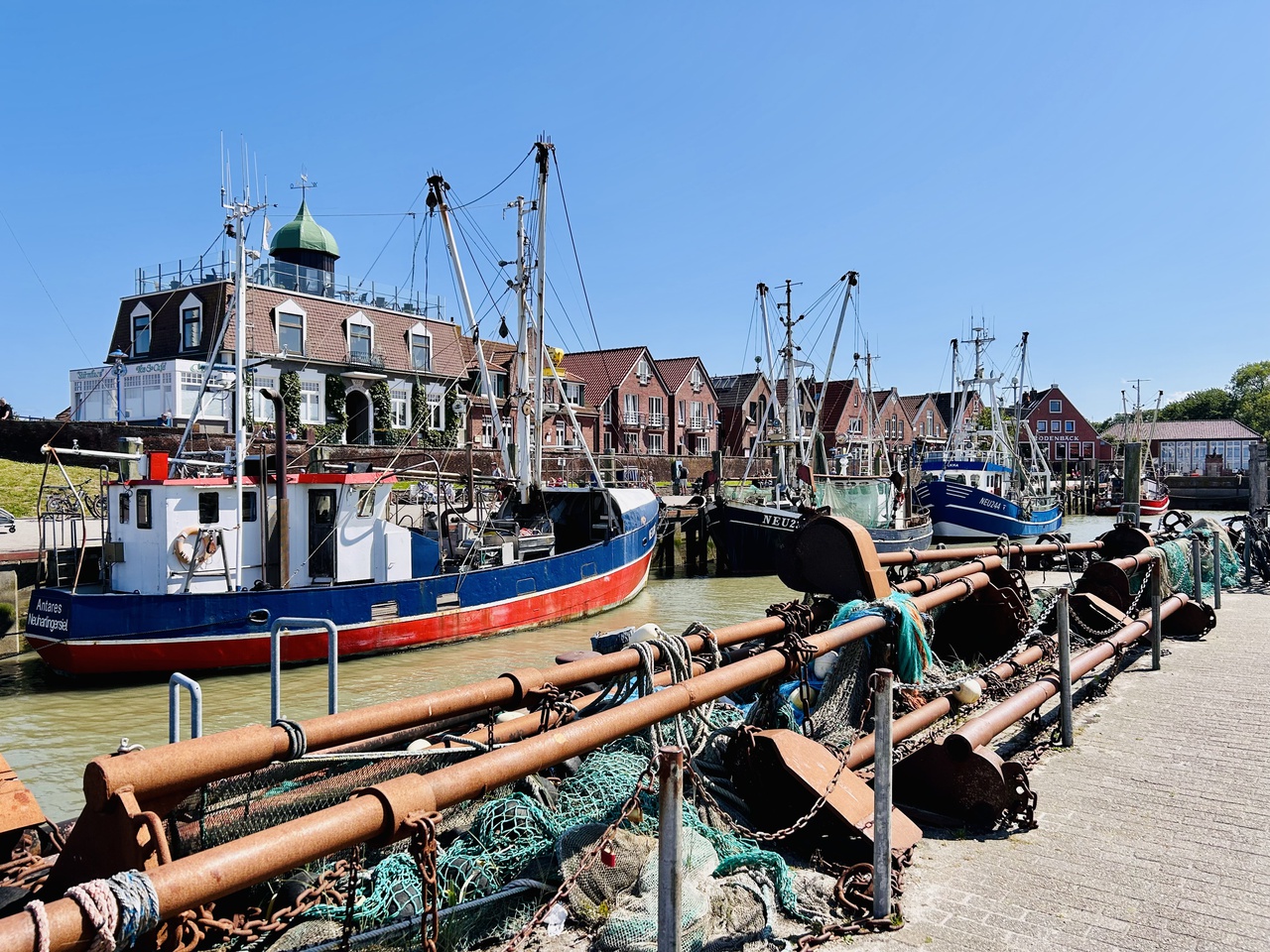 Am Hafen Neuharlingersiel